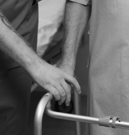 Rola opiekuna medycznego w utrzymaniu sprawności fizycznej podopiecznego – gimnastyka rehabilitacyjna