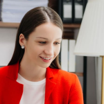 osoba siedząca przy biurku