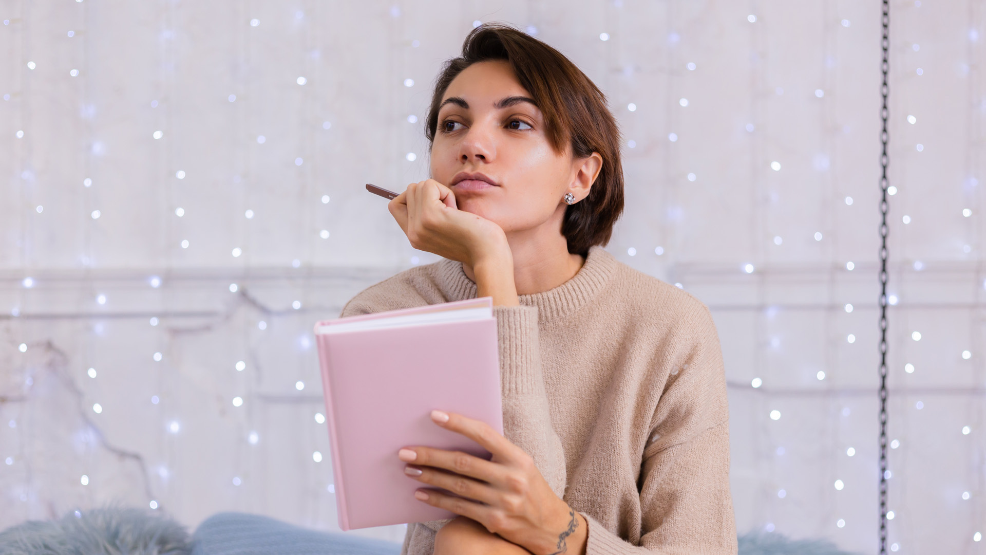 zanyślona dziewczyna