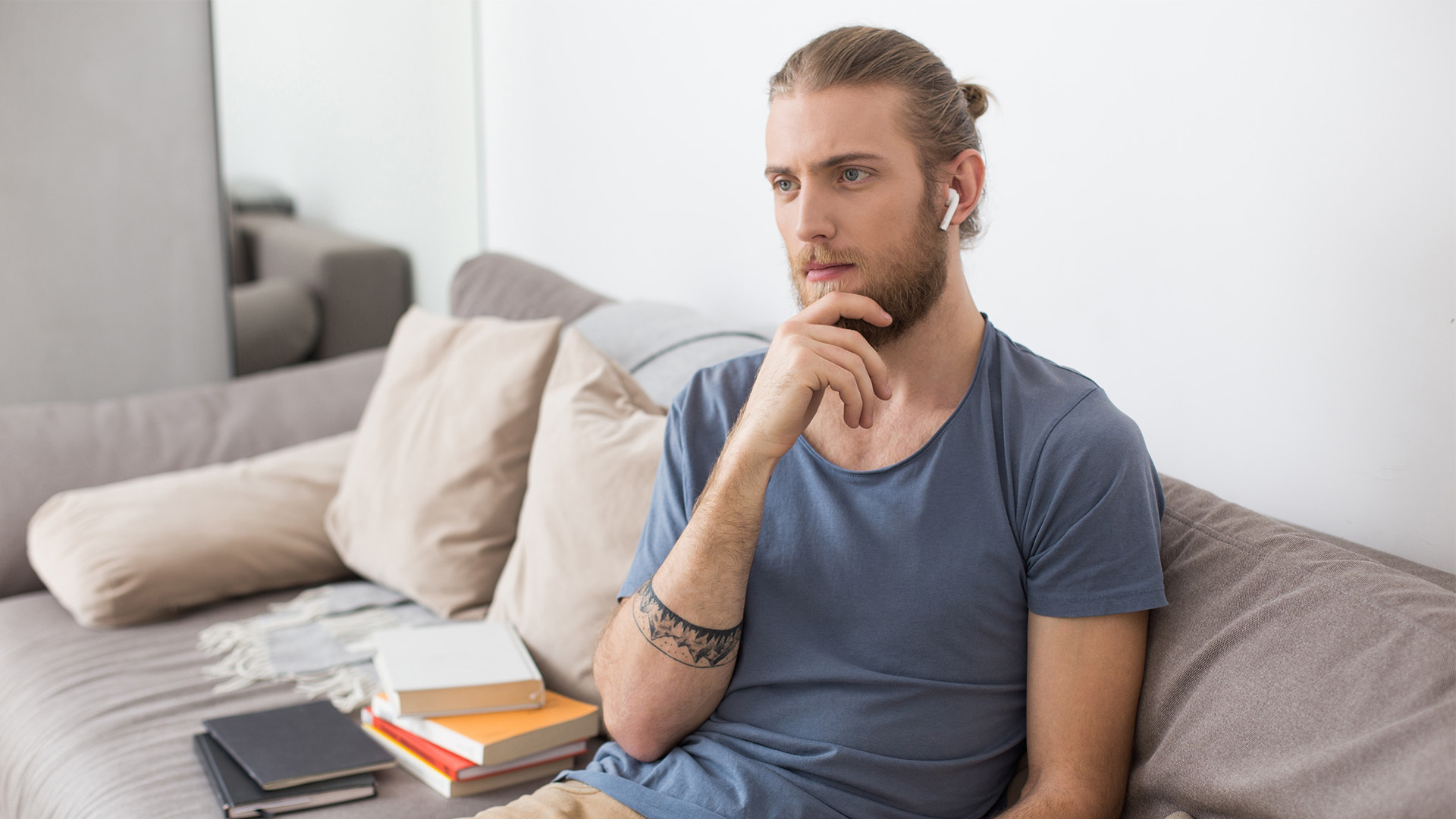 zamyślony mężczyzna