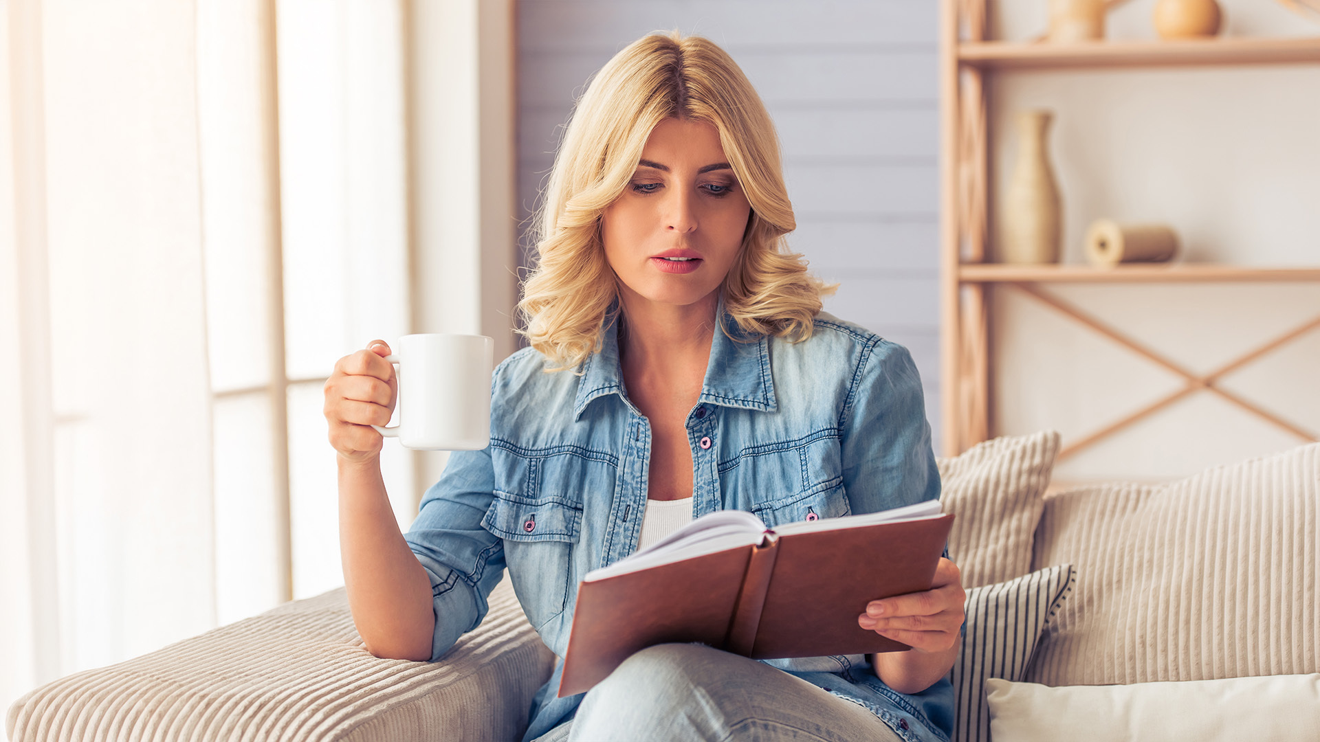 kobieta czytająca książkę