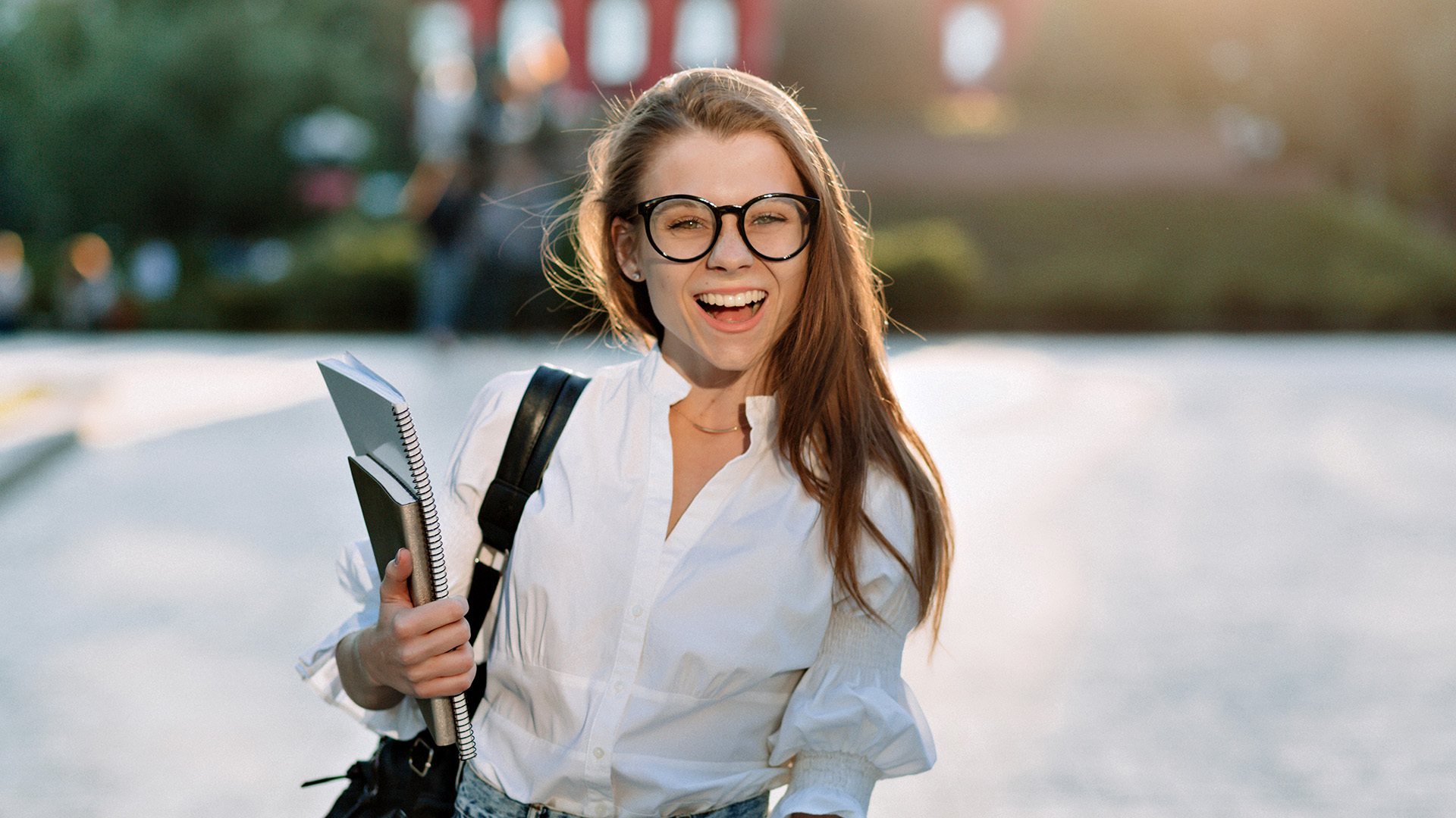 kobieta trzymająca zeszyty
