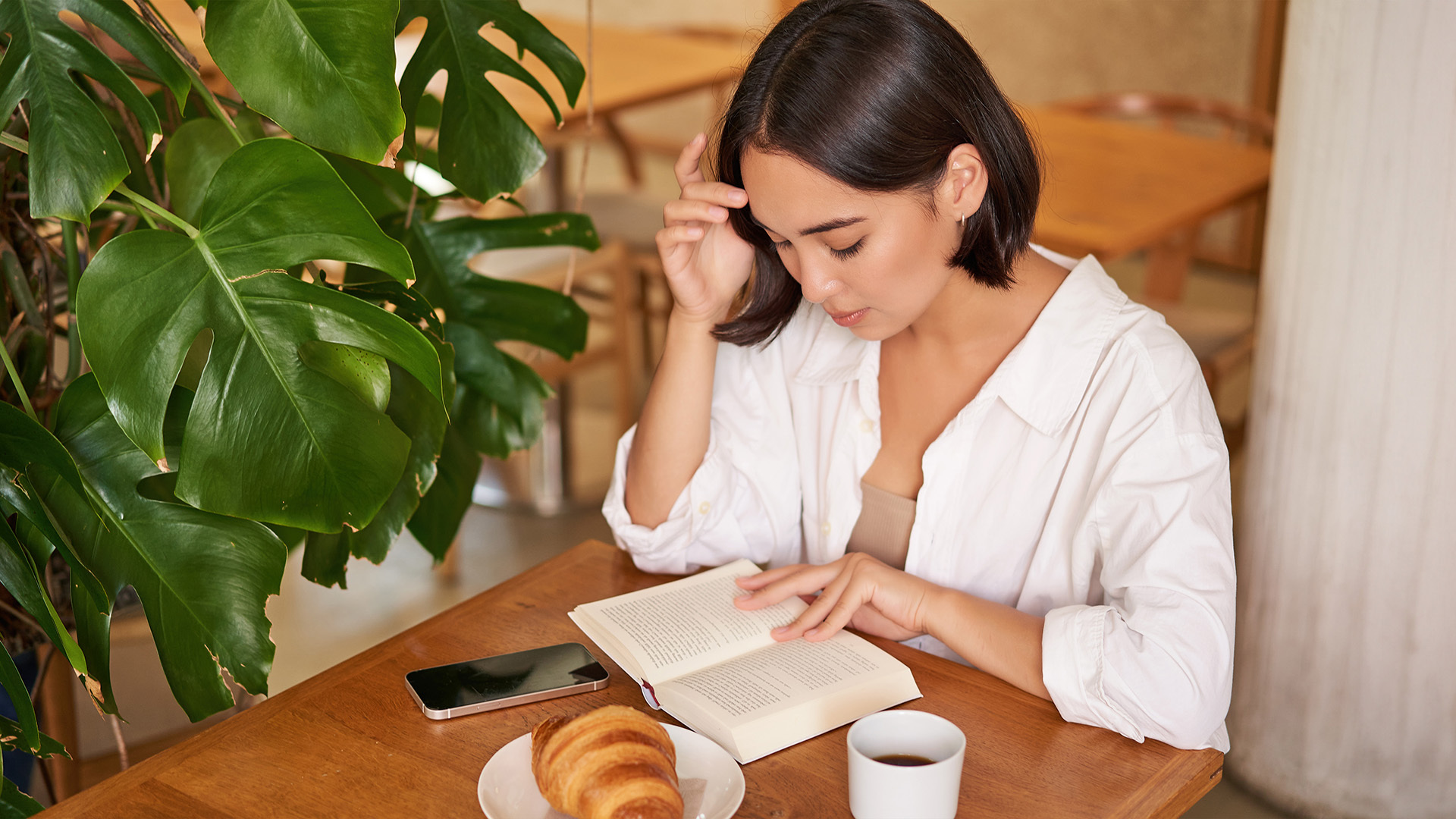 kobieta czytająca książkę