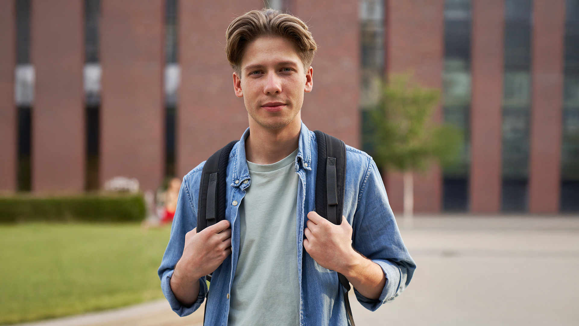 chłopak trzymający plecak