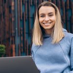 kobieta siedząca przy laptopie
