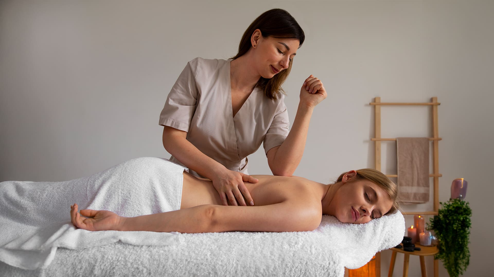 osoba robiąca masaż