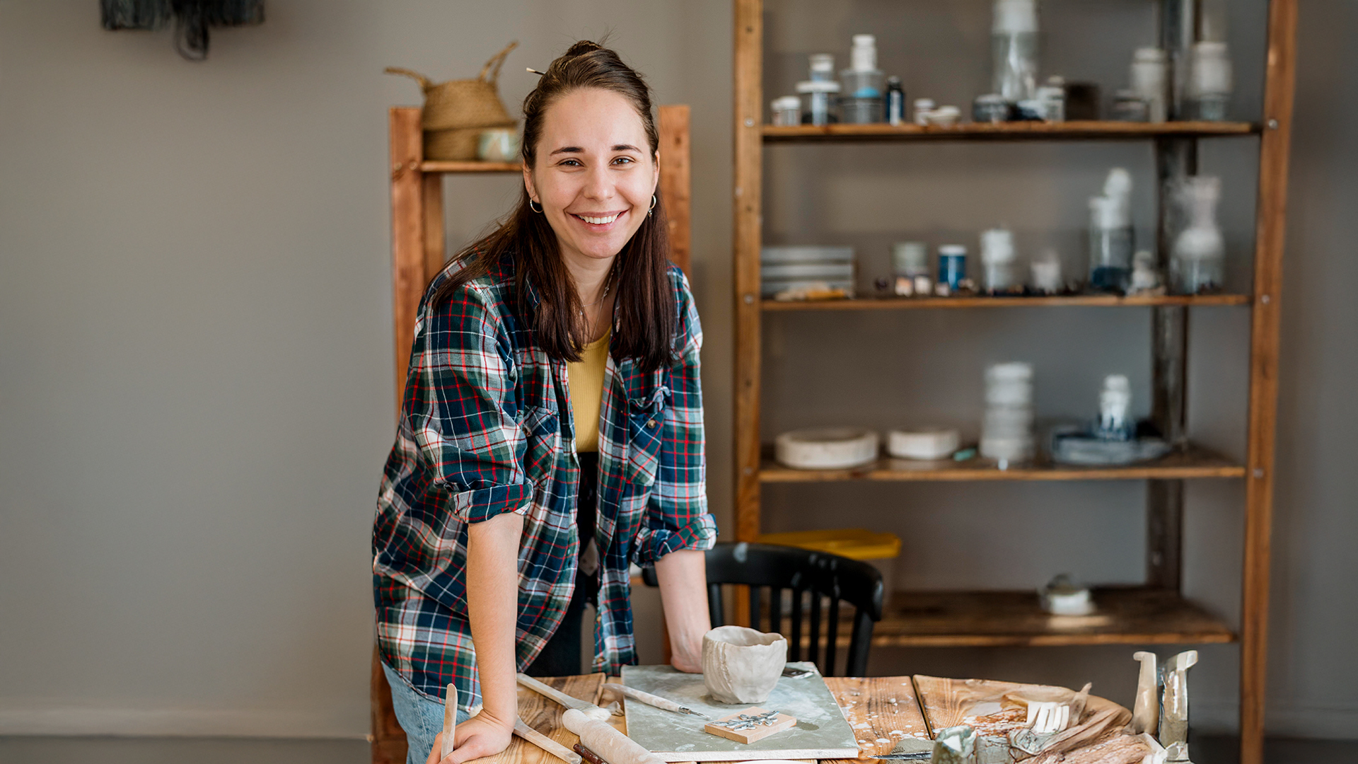 osoba przy narzędziach rzeźbiarskich