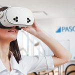 kobieta w okularach VR