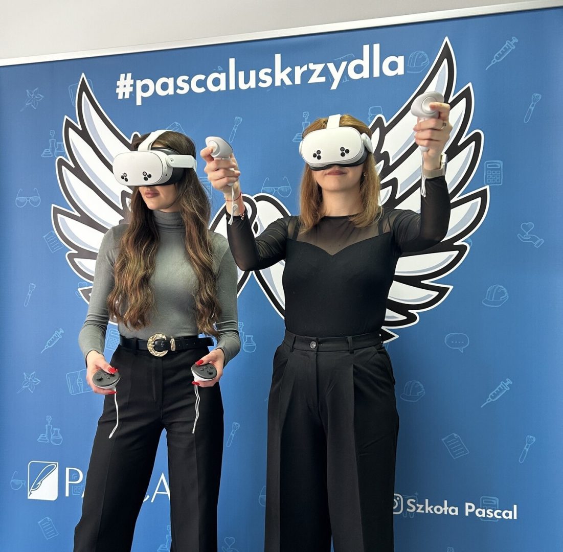 dziewczyny w okularach VR