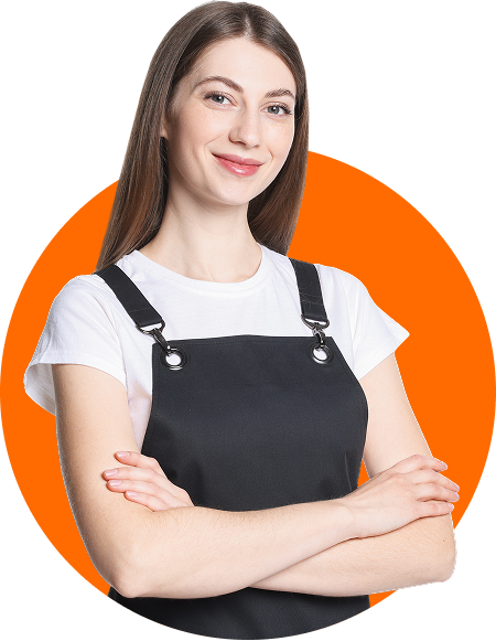 kobieta w ogrodniczkach